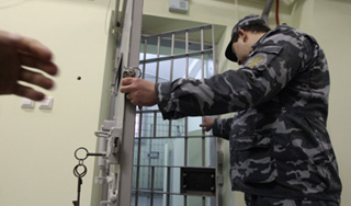 Подросток повесился на брюках в изоляторе Подросток повесился на брюках в изоляторе