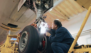 Самолету разорвало колеса во "Внуково" Самолету разорвало колеса во "Внуково"