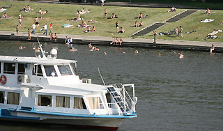 На жаркую Москву надвигаются грозы На жаркую Москву надвигаются грозы