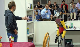 Роботы показали умение общаться с людьми Роботы показали умение общаться с людьми