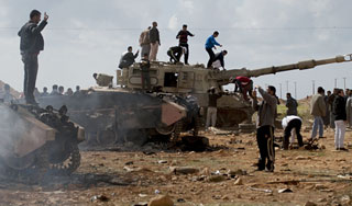 Каддафи возобновил сражения с оппозицией Каддафи возобновил сражения с оппозицией