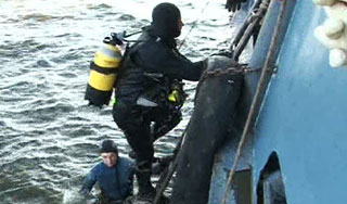 Спасатели оставили затонувшую "Булгарию" Спасатели оставили затонувшую "Булгарию"