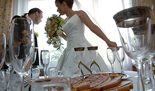 Половину гостей свадьбы увезли в больницу Половину гостей свадьбы увезли в больницу