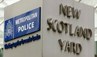 Скандал лишил работы главу Скотленд-Ярда Скандал лишил работы главу Скотленд-Ярда
