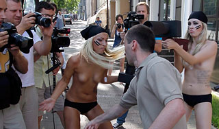 Сотрудник дипмиссии напал на голых украинок Сотрудник дипмиссии напал на голых украинок