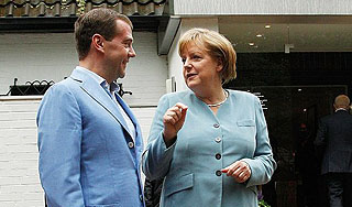 Медведев и Меркель ужинали на берегу озера Медведев и Меркель ужинали на берегу озера