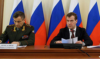 Медведев дал гарантии полицейским Медведев дал гарантии полицейским