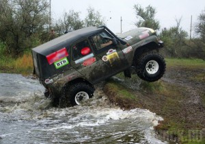 Десятки экипажей приняли участие в соревнованиях по трофи-рейду и ралли