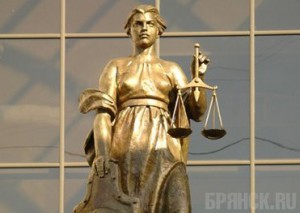 Ждет суда чиновница, злоупотребившая полномочиями ради сожителя