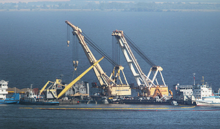 Мачта и рубка "Булгарии" показались из воды Мачта и рубка "Булгарии" показались из воды