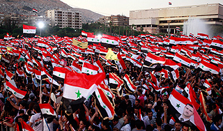 Тысячи сирийцев бунтуют после молитвы Тысячи сирийцев бунтуют после молитвы