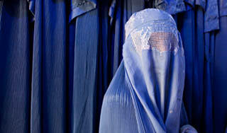 В Бельгии женщинам запретили прятать лицо В Бельгии женщинам запретили прятать лицо