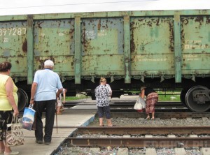 Детей и пенсионеров загнали под грузовой состав