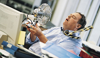 Офисные сотрудники ссорятся из-за воздуха Офисные сотрудники ссорятся из-за воздуха