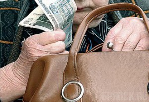 Примерно на 121 рубль увеличат выплаты работающим пенсионерам