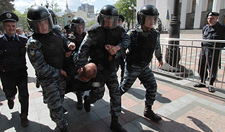 Депутаты Рады ранили милиционеров в суде Депутаты Рады ранили милиционеров в суде