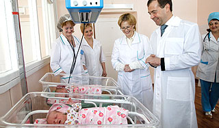 Омскую девочку назвали в честь Медведева Омскую девочку назвали в честь Медведева