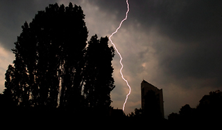 Шторм устроил светопреставление в Москве Шторм устроил светопреставление в Москве