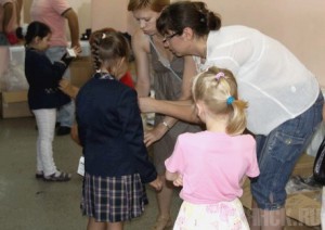 Будущим первоклассникам начали выдавать школьную форму