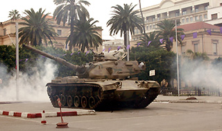 В Сирии на бунтовщиков направили танки В Сирии на бунтовщиков направили танки