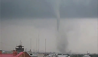 В Приамурье смерч поднял людей в воздух В Приамурье смерч поднял людей в воздух