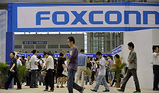 Рабочих Foxconn заменит миллион роботов Рабочих Foxconn заменит миллион роботов