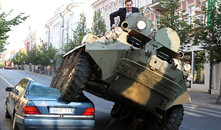 Мэр Вильнюса на БТР раздавил иномарку Мэр Вильнюса на БТР раздавил иномарку