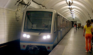 Женщина в метро пробила кабину машиниста Женщина в метро пробила кабину машиниста