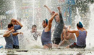 Десантникам перекроют воду в фонтанах Десантникам перекроют воду в фонтанах
