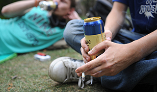 Хулиганы потушили пивом "Вечный огонь" Хулиганы потушили пивом "Вечный огонь"