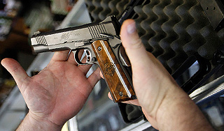 Ревнивый муж обстрелял жену и соперника Ревнивый муж обстрелял жену и соперника