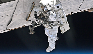 Космонавты запустят дефектный спутник Космонавты запустят дефектный спутник