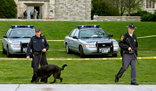 Человека с ружьем ищут в университете в США Человека с ружьем ищут в университете в США