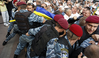 Бойцы спецназа окружили центр Киева Бойцы спецназа окружили центр Киева