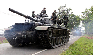 Танковый прорыв войск убил десятки сирийцев Танковый прорыв войск убил десятки сирийцев