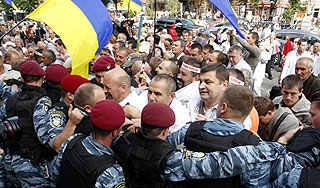 Сторонники Тимошенко устроили драку в Киеве Сторонники Тимошенко устроили драку в Киеве