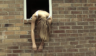 Девочка выпрыгнула от педофила в окно Девочка выпрыгнула от педофила в окно