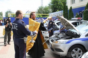 Священник окропил сотрудников ГИБДД и их «колесницы»