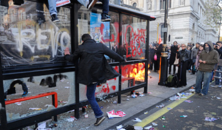 Лондон встретил третью ночь погромов Лондон встретил третью ночь погромов