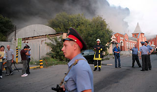 Вспыхнул склад на Микояновском комбинате Вспыхнул склад на Микояновском комбинате