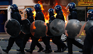 Премьер двинул на Лондон бронетехнику Премьер двинул на Лондон бронетехнику