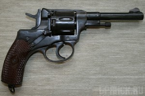 В поезде обнаружили раритетный револьвер с глушителем