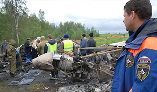 На месте крушения Ан-12 находят части тел На месте крушения Ан-12 находят части тел