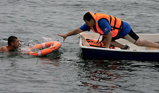 Катер с россиянами пошел ко дну в Крыму Катер с россиянами пошел ко дну в Крыму