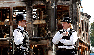 Погромы в Британии разоряют полицию Погромы в Британии разоряют полицию