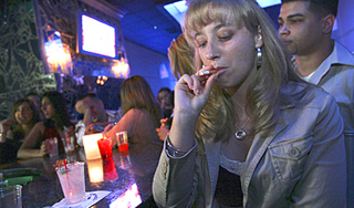 Россиянам запретят курить в барах Россиянам запретят курить в барах