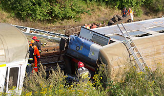 Поезд с людьми в Польше погубила скорость Поезд с людьми в Польше погубила скорость