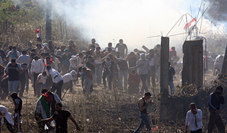 По сирийцам стреляют с военных кораблей По сирийцам стреляют с военных кораблей