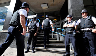 Британия жестко накажет погромщиков Британия жестко накажет погромщиков