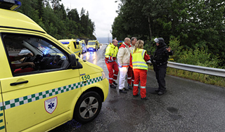 Русские парни закидали Брейвика камнями Русские парни закидали Брейвика камнями